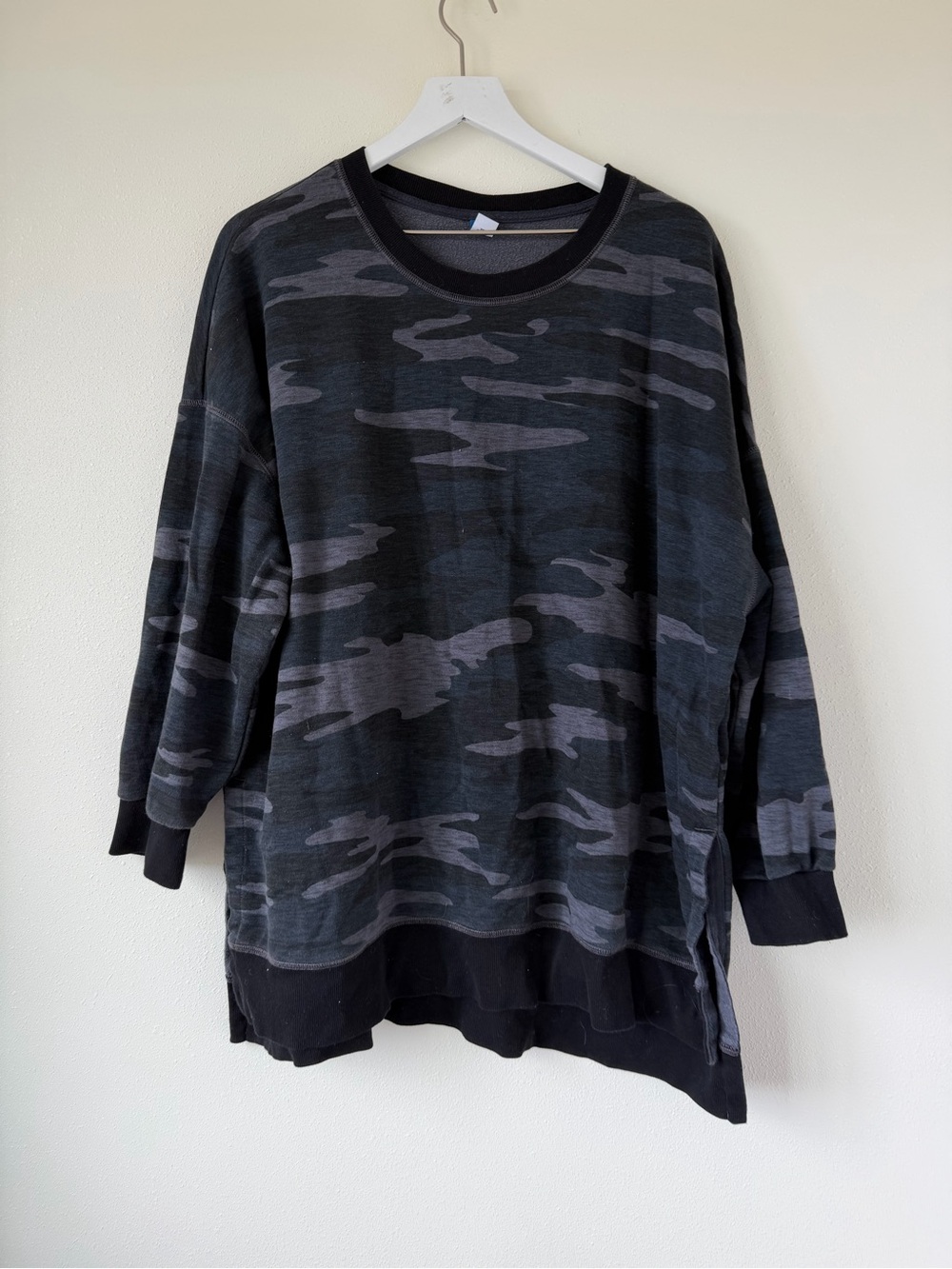Women’s Camo Crewneck Size XXL